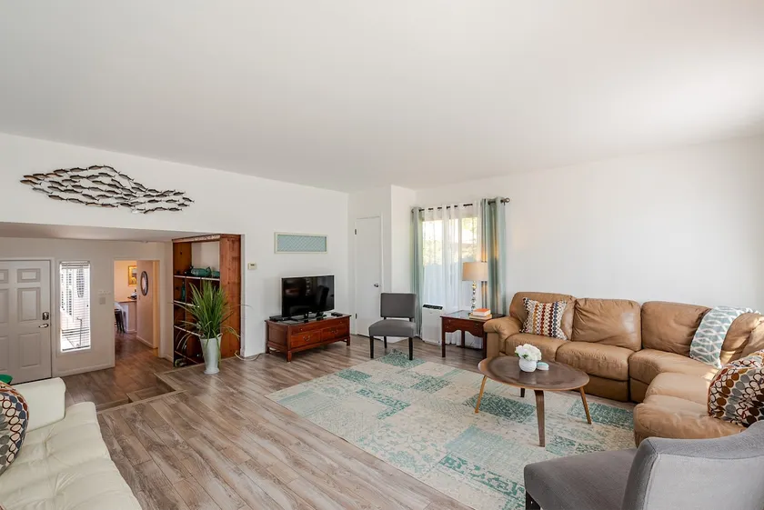 Charming Sonoma Cottage 2BD and 2BA Close to Plaza - Image 1
