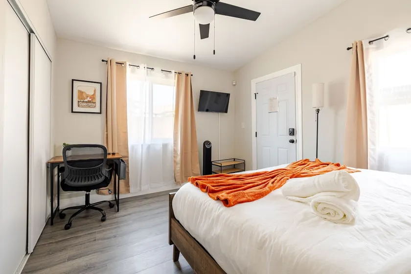 King Bed| Private Entrance|Parking| Free Coffee - Image 1