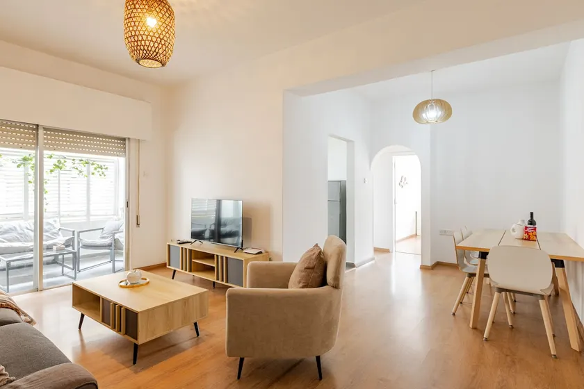 Cosy 2-Bedroom Apartment, 10 Minutes from the Beach - Image 1