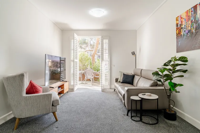 Stylish East Melbourne Apt w/Pool, Gym & Parking - Image 1