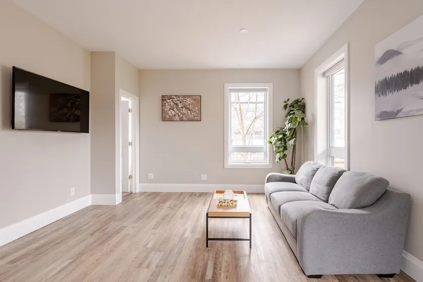 Single Bachelor unit en-suite Across from Google - Image 1