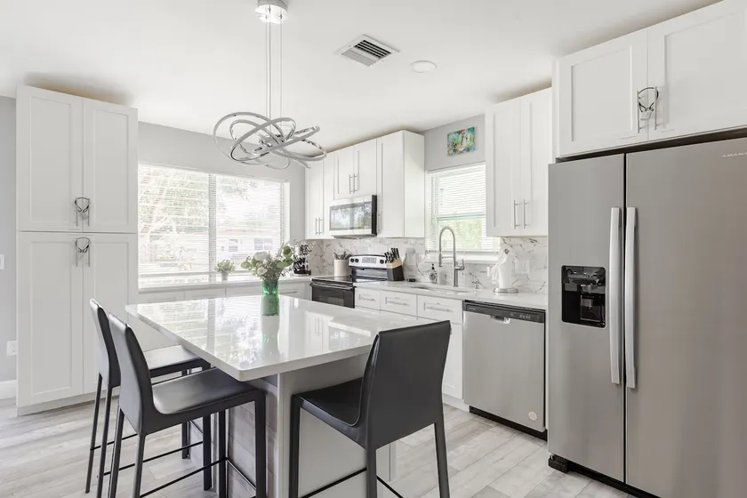 Coastal Escape: 3 bedrooms, 4 beds, 2 baths - Image 1