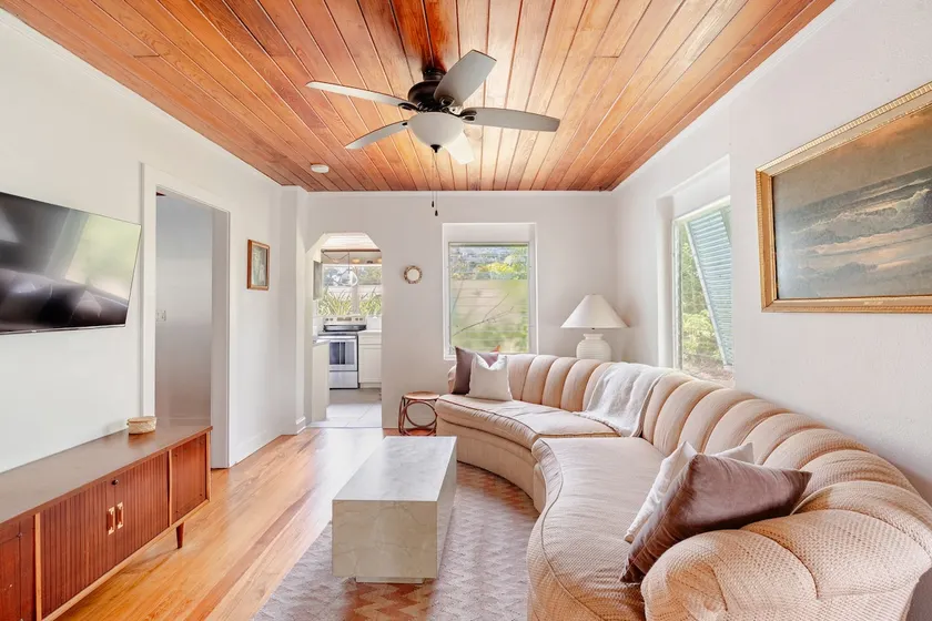 1mi to Beach. 1+ acre of jungle Pool & Pickleball - Image 1