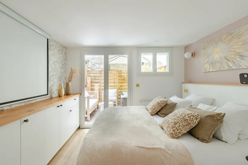 Chic duplex in Montmartre: Jacuzzi & Home Cinema - Image 1