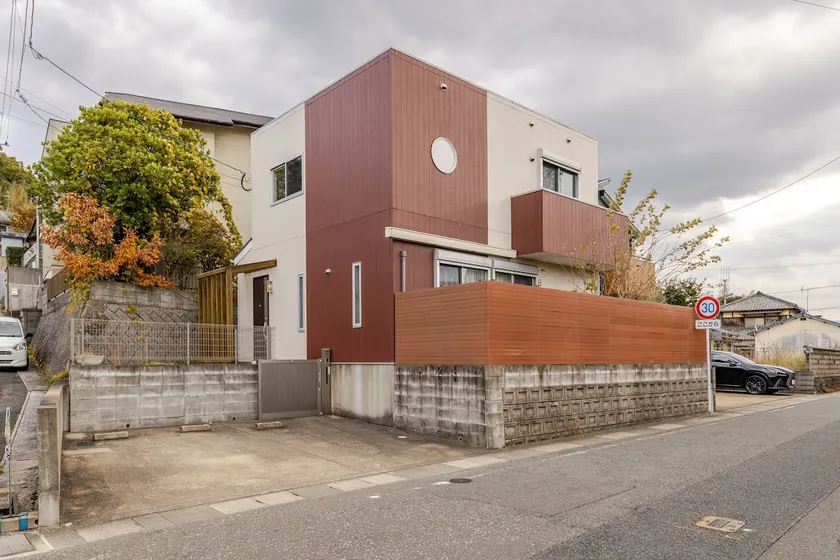 Free parking for 2 cars | Private detached house | Maximum 10 people | 20-minute drive from Fukuoka Airport - Image 1