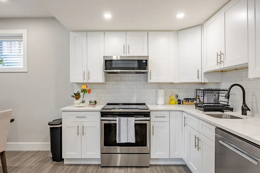 Cozy Family Friendly Suite Near Whyte, UofA, Kinsmen with Desks or Home-office and Full Kitchen - Image 1