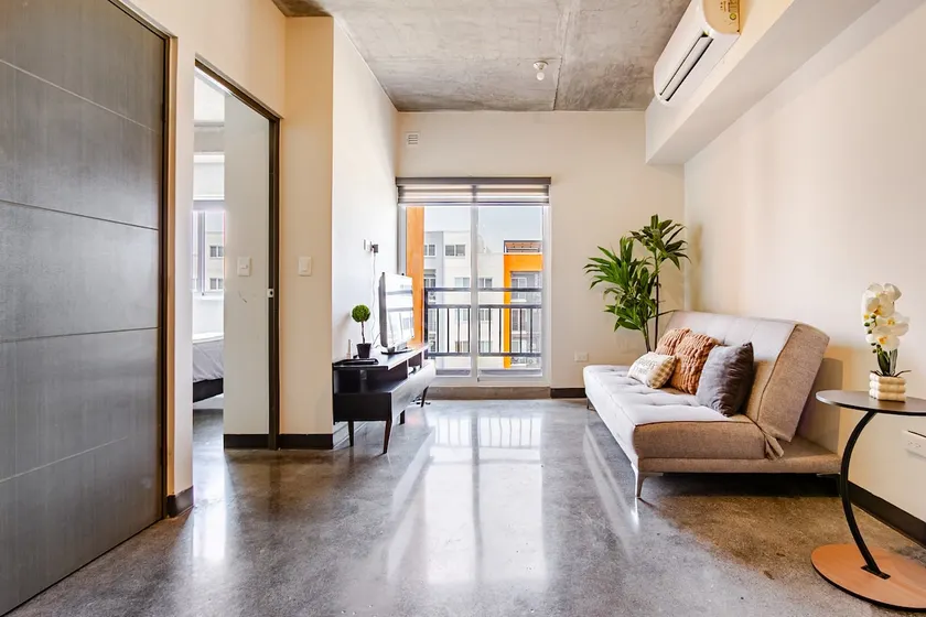 Spacious apartment with gym and pool - Image 1