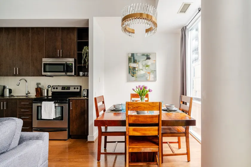3Beds & 2Baths Condo at Heart of Downtown Toronto - Image 1