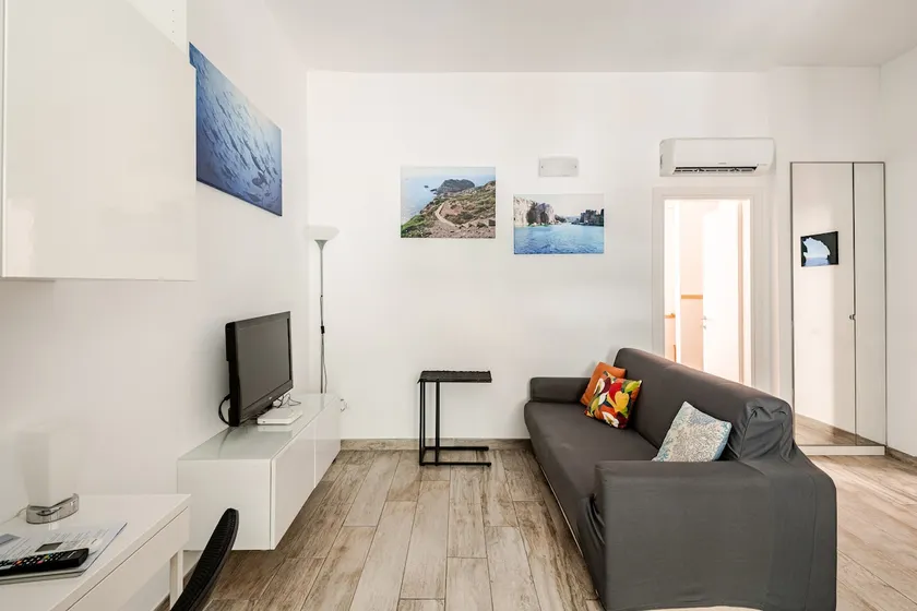 Lungomare -Elegant Apartment on the Seafront - Image 1
