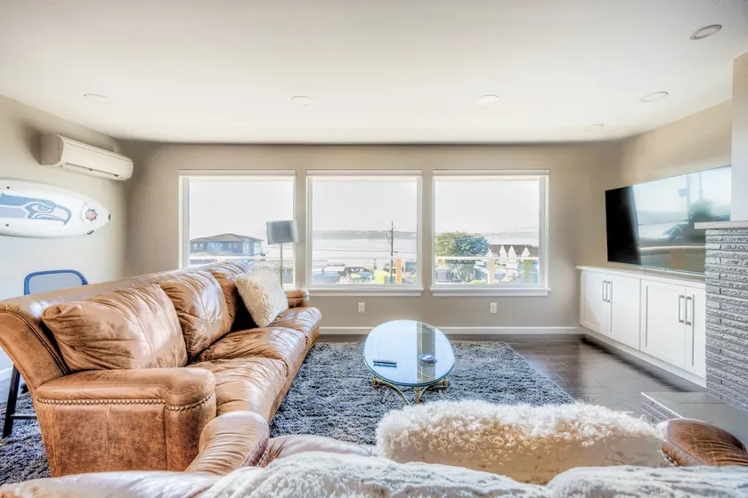 Sound View Home • 2 King Beds • Lighthouse Park - Image 1