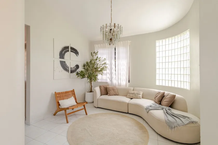 10-minute to the beach from this spacious house - Image 1
