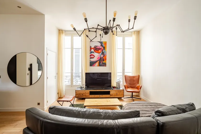 Chic Stay near Louvre & Eiffel Tour - Image 1