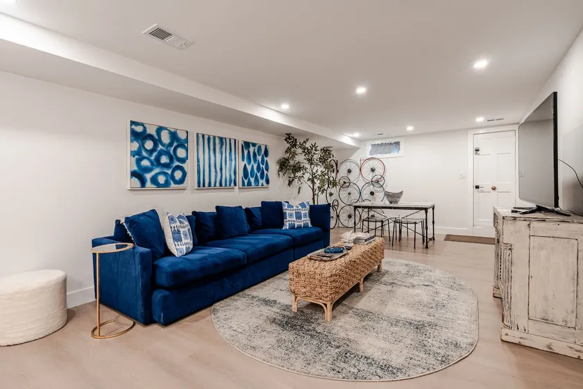990ft²๏Heart of Georgetown๏99 Walk Score๏Smart TV๏ - Image 1