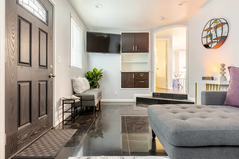 Victorian Retreat 2Bed, 1Bath, Parking, Game Room - Image 1