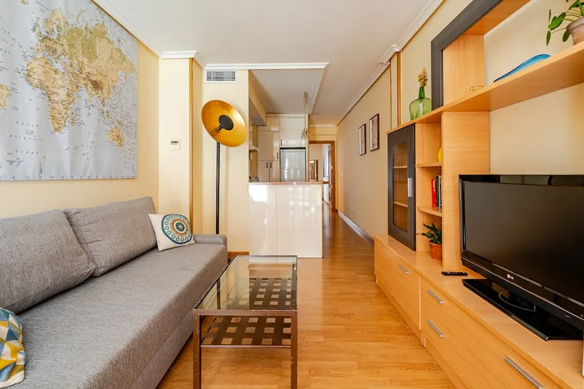 Natural light, quiet and very nicely located - Image 1