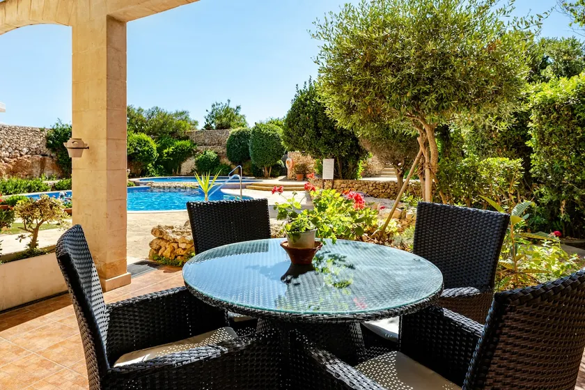 Apartment with garden & pool - Image 1