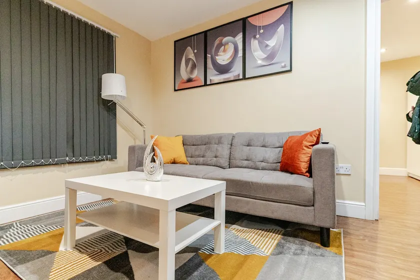 Cozy Modern Flat Walsall Town Centre with Wi-Fi - Image 1
