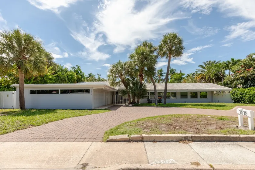 Beachfront Bliss: 6 Bedroom Home with Pool - Image 1