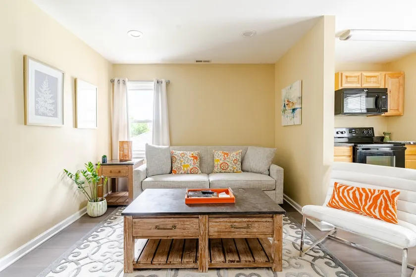 Contemporary Walk Up Apartment in Paris KY - Image 1