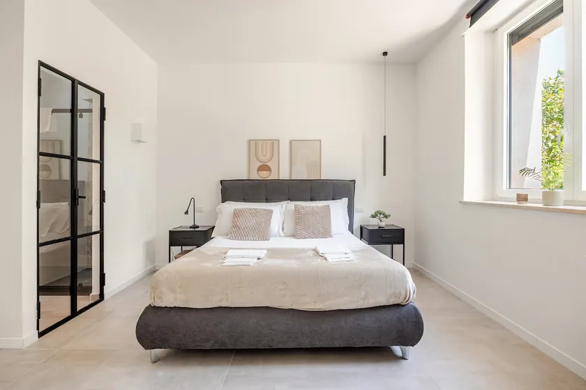 ROYAL apartment in the center of Latina, garden and ensuite bathroom - Image 1