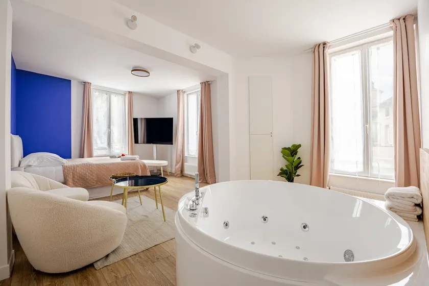 P20 - Jacuzzi Suite near the city center and train station - Image 1