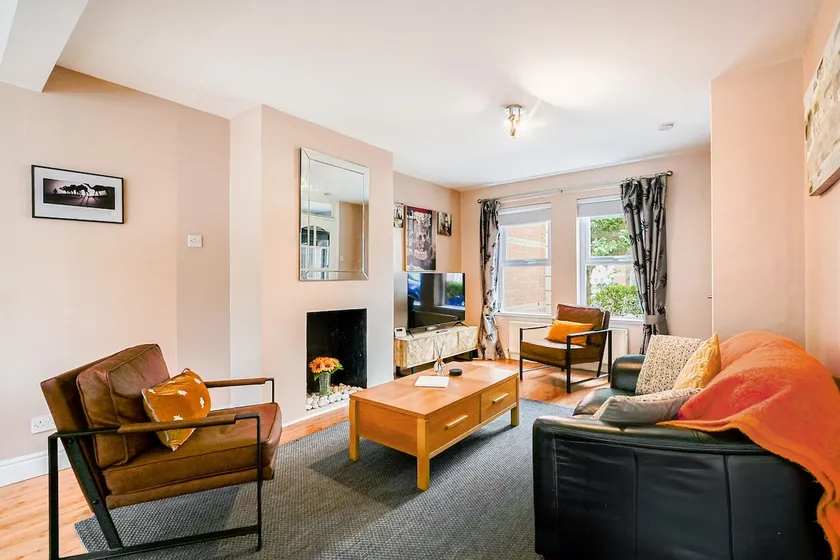 Stylish home in trendy area close to city centre, with parking - Image 1