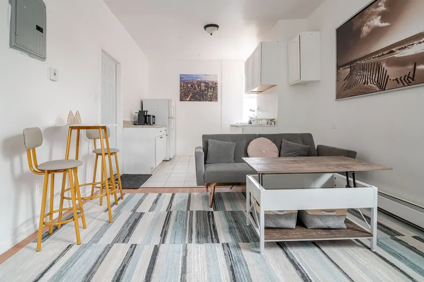 Cozy 2BD in Woodside! - Image 1