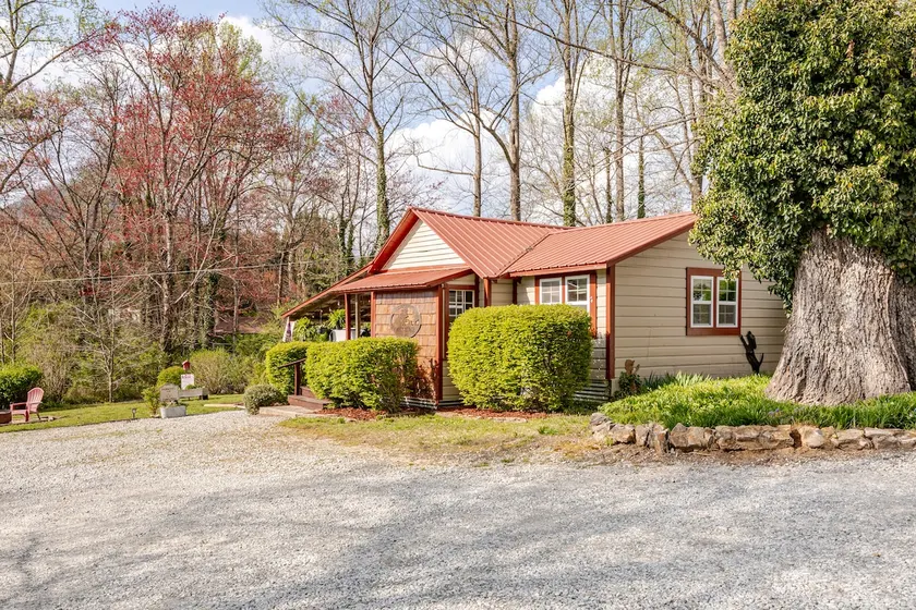 Cade's Place, hot tub, close to Clayton - Image 1