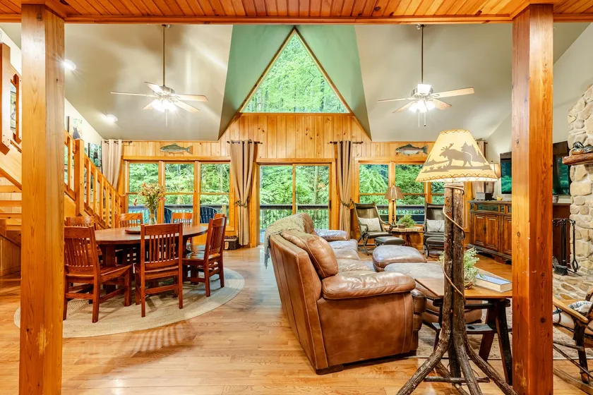 Over the Creek Luxe Lodge + Private Hiking Trails - Image 1
