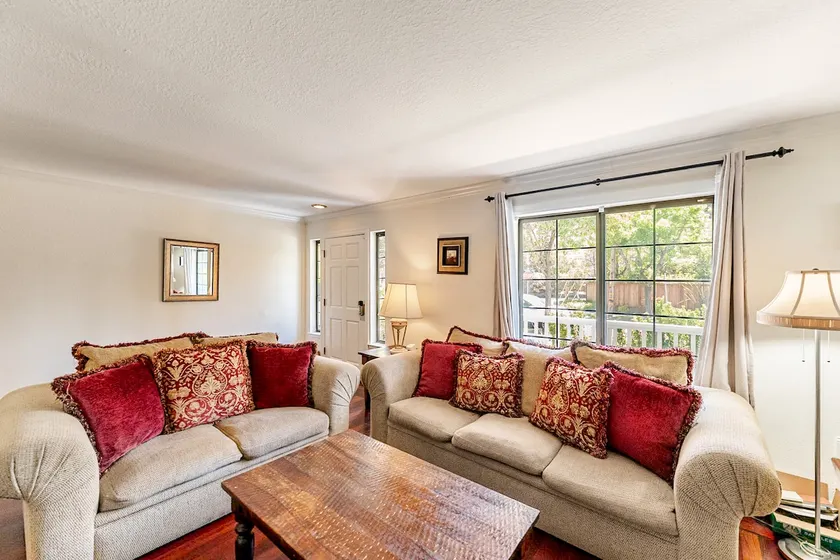 Clean & Spacious, 4 Bed/3bath, Burlingame - Image 1