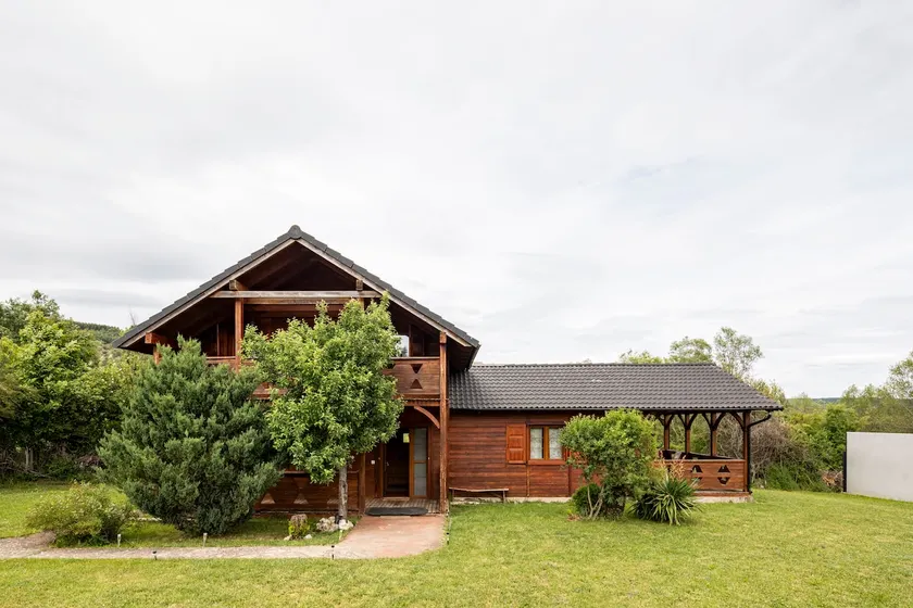 A wooden country house in the central mountains of León - Image 1