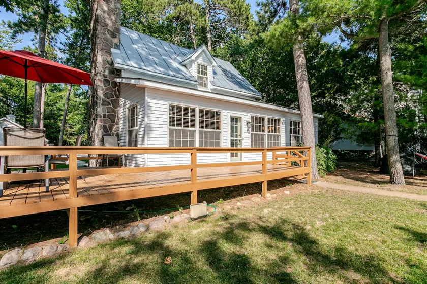 Beautiful lake home, come swim! - Image 1