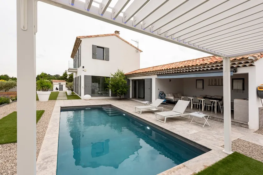 Charming villa with pool - Image 1
