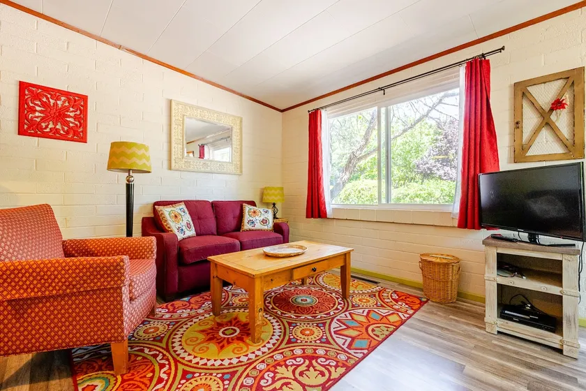Colorful 1BD Suite M - No Cleaning Fee - Image 1
