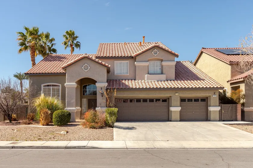 5 bedrooms 1 mile from the strip crowd pleaser - Image 1