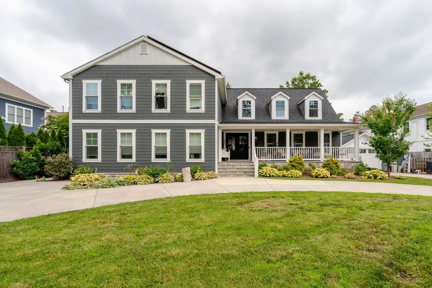 Private Comfortable and Conveniently Located - Image 1