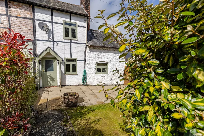 Ty Twty, Montgomery Cottage - Image 1