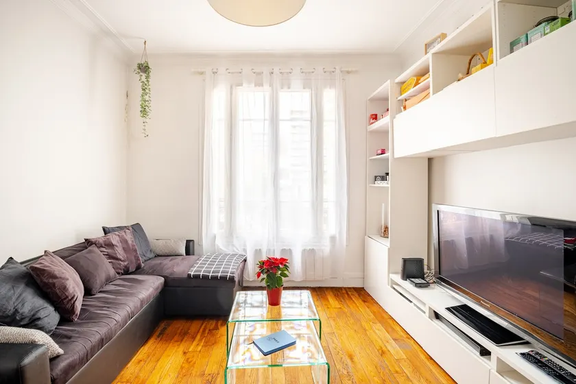 Paris in 10 min, Chic art collector’s apartment - Image 1