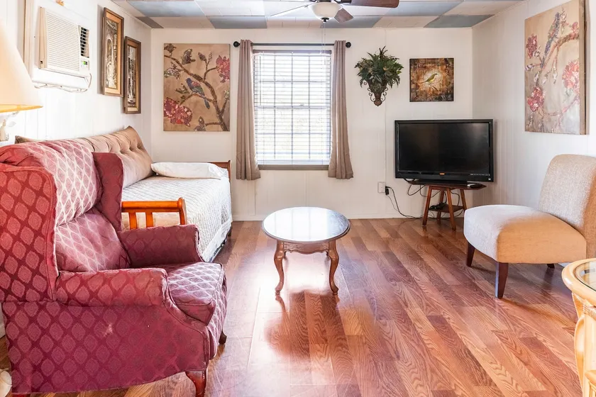 Private Pad west Shreveport (upstairs) - Image 1