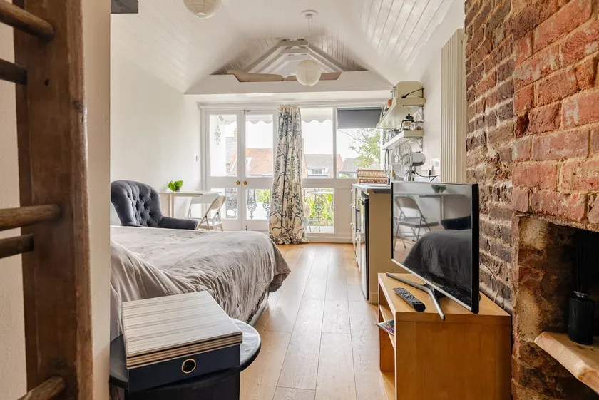 Central Lewes loft studio apartment with balcony - Image 1