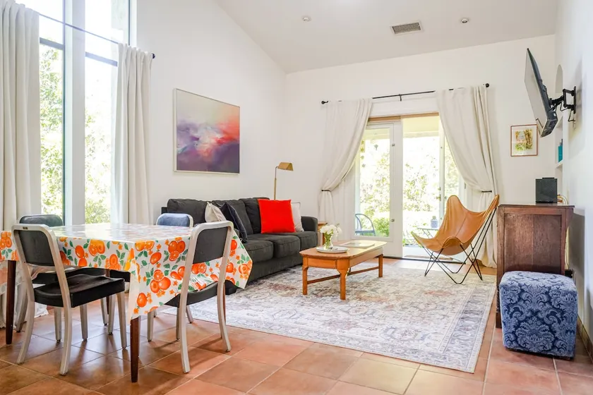 Serene Ojai East End Cottage in an Orange Grove - Image 1