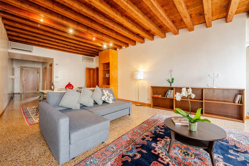 Duomo View, 150sqm 2BR/2BA Downtown Vicenza - Image 1