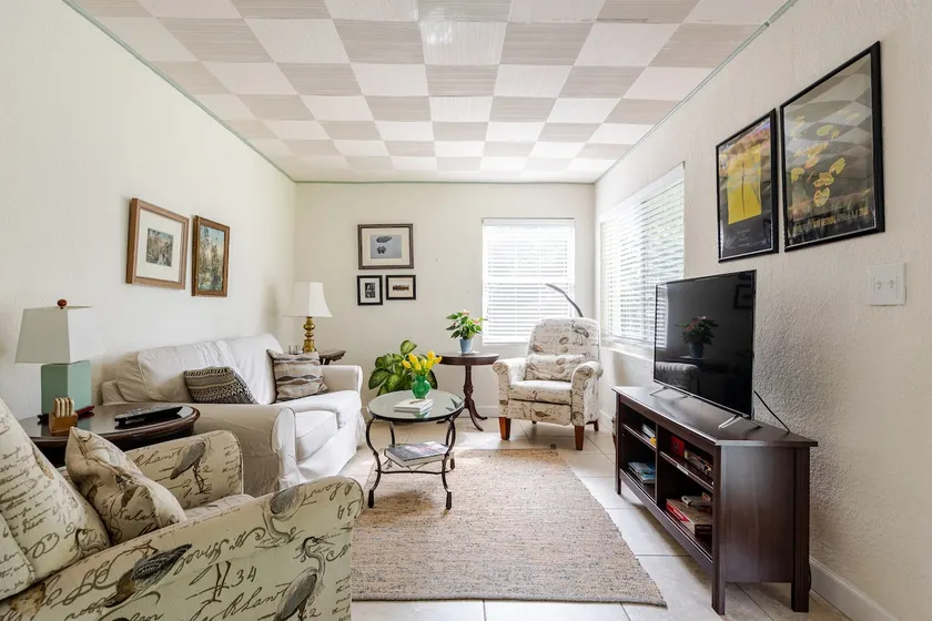 Relaxing 2BR Lakeview Retreat Close to Attractions - Image 1