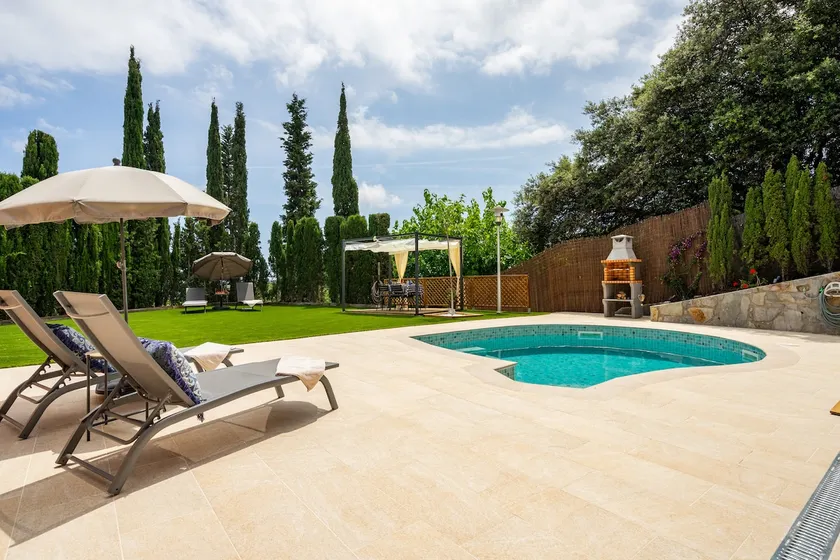 Private Pool and Sauna - BlueLine 25km BCN - Image 1