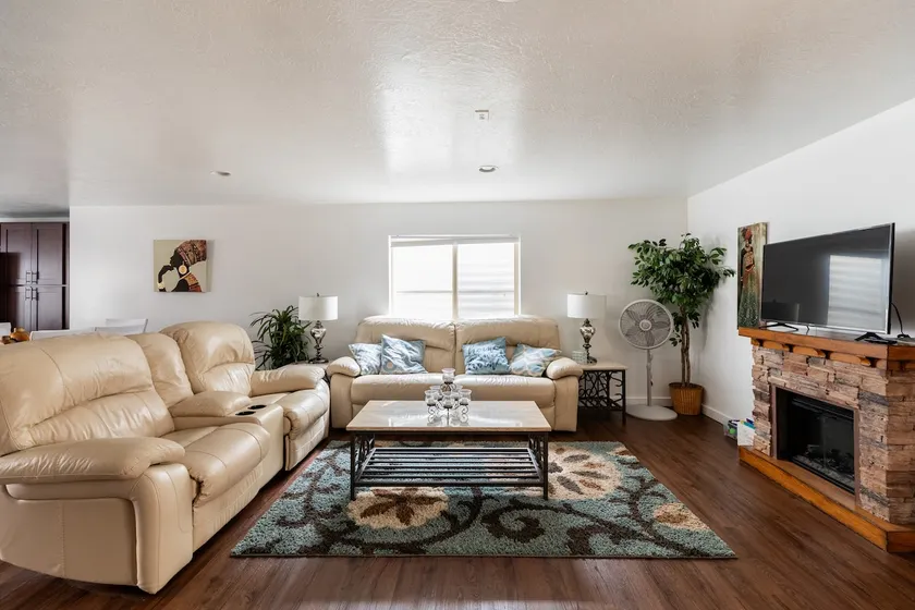 Spacious basement apartment - gorgeous views - Image 1