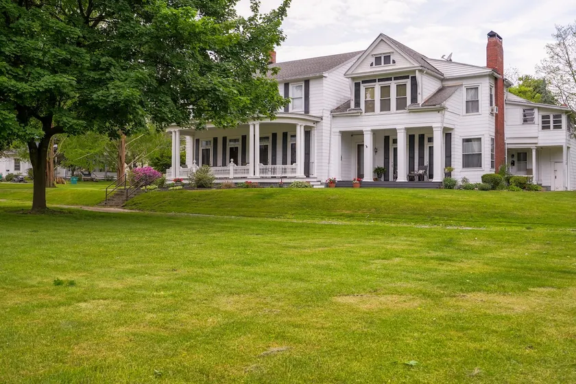 Private two bedroom apartment near Letchworth Park - Image 1