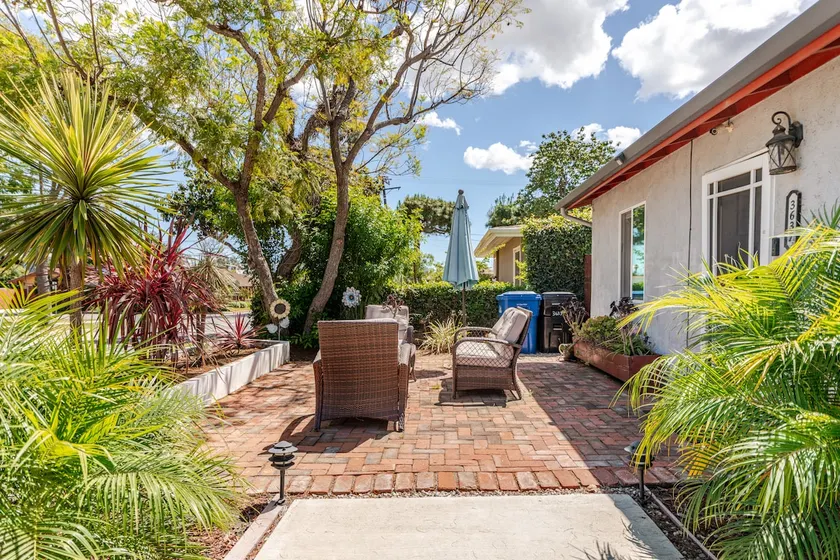 Petite Retreat, Steps to Good Eats+Easy Parking - Image 1