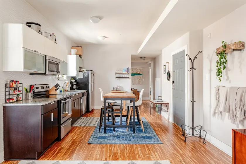 Modern Condo in Trendy Neighborhood - Image 1