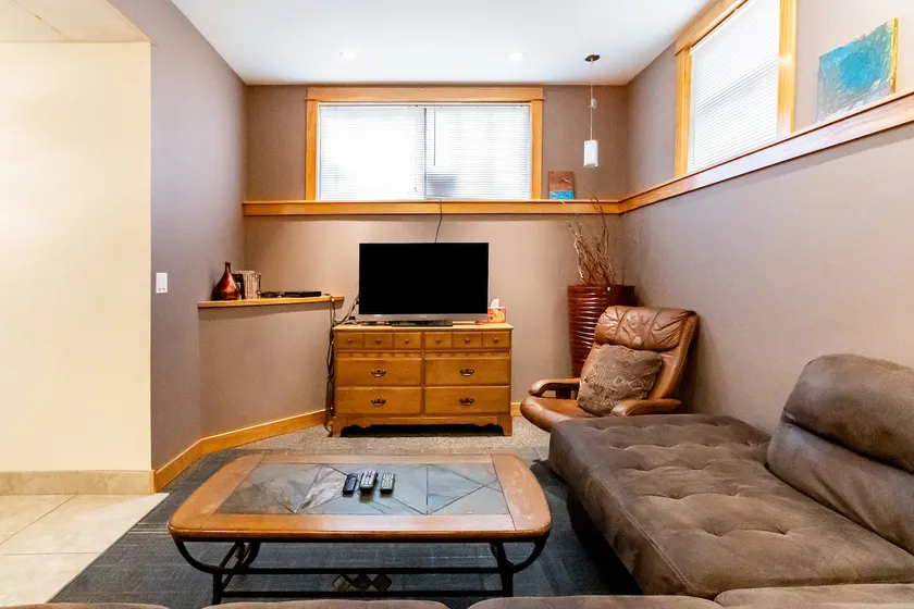 2 Bedroom Apartment by O'Hare/CTA/I90 Free Parking - Image 1