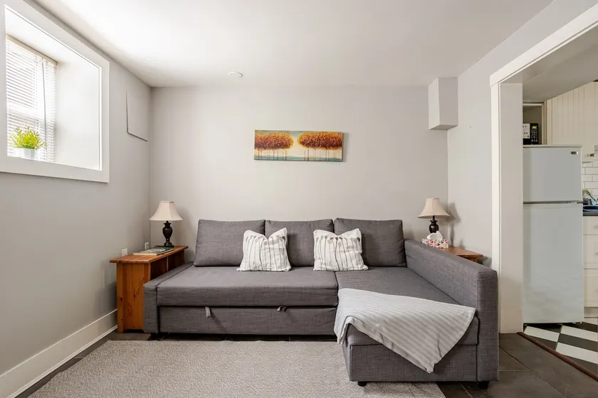 Private Garden Suite near Transit, Park/pool, JIBC - Image 1